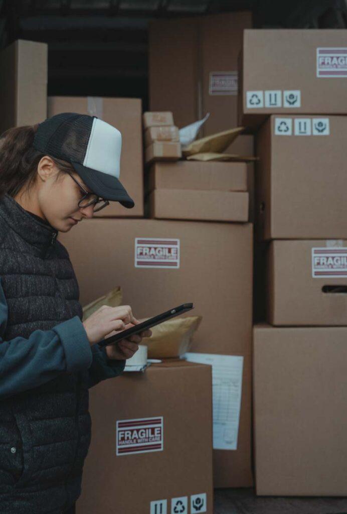 Courier con paquetes